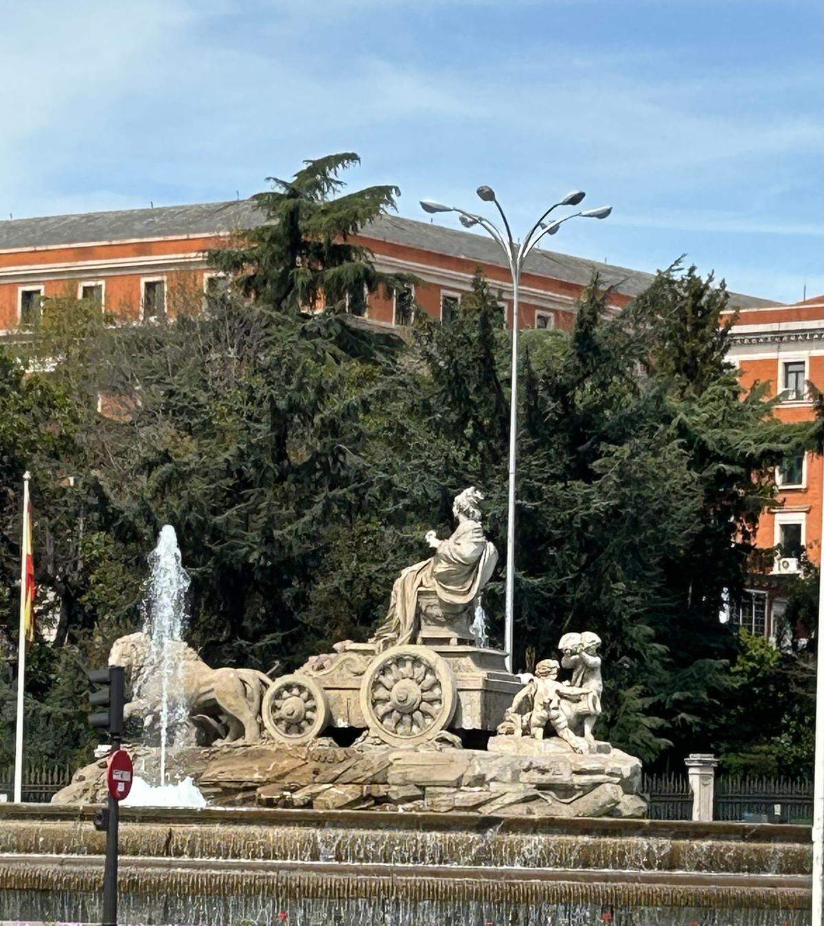 La legendaria Fuente de Cibeles, una bellísima escultura que representa a la diosa romana del mismo nombre. 