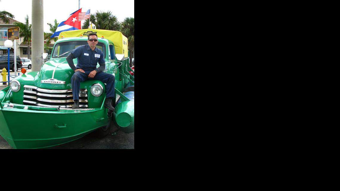 Luis Grass sobre el Chevrolet 1951, que se exhibe en la esquina de la Calle Ocho y la Avenida 42 del suroeste de Miami, como un trofeo de la imaginación de los llamados carronautas cubanos.