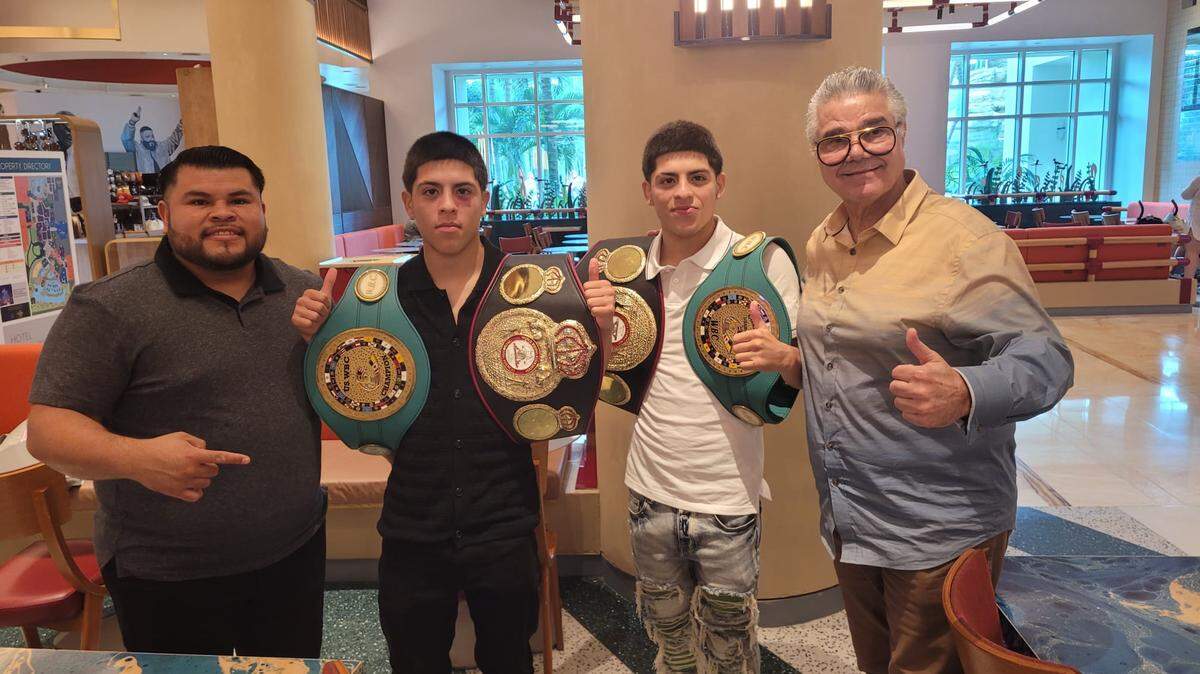De izq. a der. el manager Zamir Lozano, los hermanos Ari y Andrey Bonilla junto al promotor Luis de Cubas Sr.