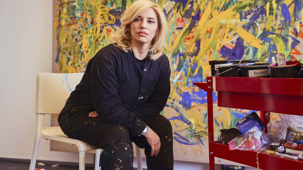 Mariana Córdoba en su estudio de Londres. La artista colombo-estadounidense desarrolla una práctica pictórica centrada en la abstracción, donde la memoria, el color y la experiencia de vivir entre distintas culturas convergen en superficies construidas a través de capas y transformaciones.