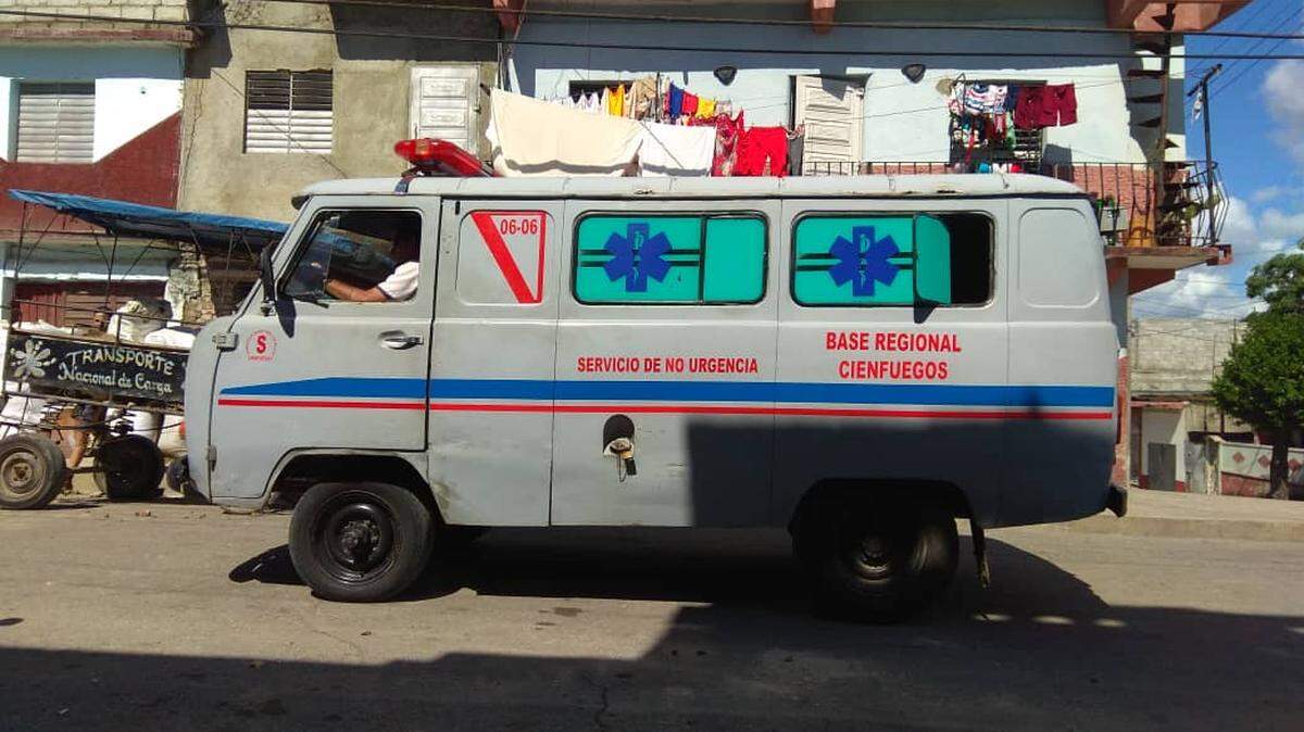Una ambulancia fabricada en la extinta Unión Soviética recorre las calles de Cienfuegos.