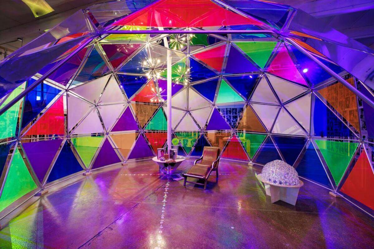 “Blackstar 16/25/60” presenta una cúpula geodésica inspirada en la obra de R. Buckminster Fuller, así como en la literatura de “Unabomber” Ted Kaczynski, basándose en visiones contrastantes de la innovación tecnológica.&nbsp;