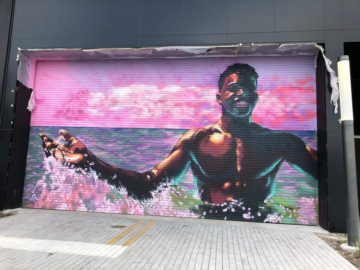 Uno de los murales a gran escala creados por el artista negro local Mojo inspirados en el sueño americano para celebrar el mes de la Historia Afroamericana.