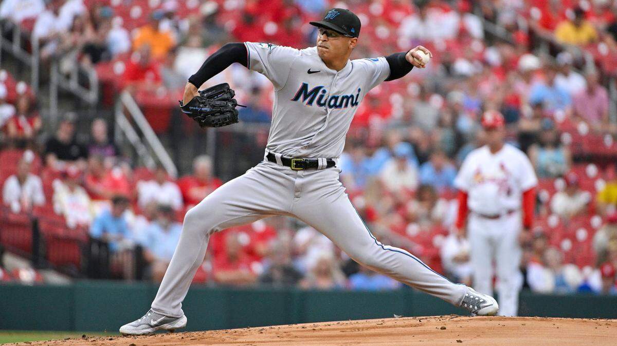 El abridor de los Marlins Jesús Luzardo lanza en el primer inning del partido ante los Cardenales, celebrado el 17 de julio de 2023 en San Luis.