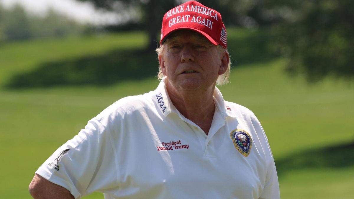 El expresidente Donald Trump en el campo de prácticas mientras jugaba en el Trump National en Bedminster antes del Torneo de Golf LIV del fin de semana.