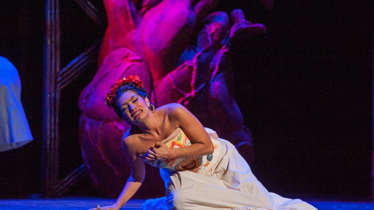 La soprano colombiana Catalina Cuervo como Frida en una producción de la Florida Grand Opera.