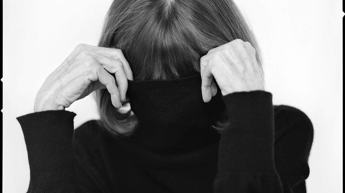 “Rigitte Lacombe”, Joan Didion, Nueva York, 1996. Fotografía en blanco y negro. 16 × 20 pulg. (40,6 × 50,8 cm). Cortesía del artista y Lacombe, Inc.
