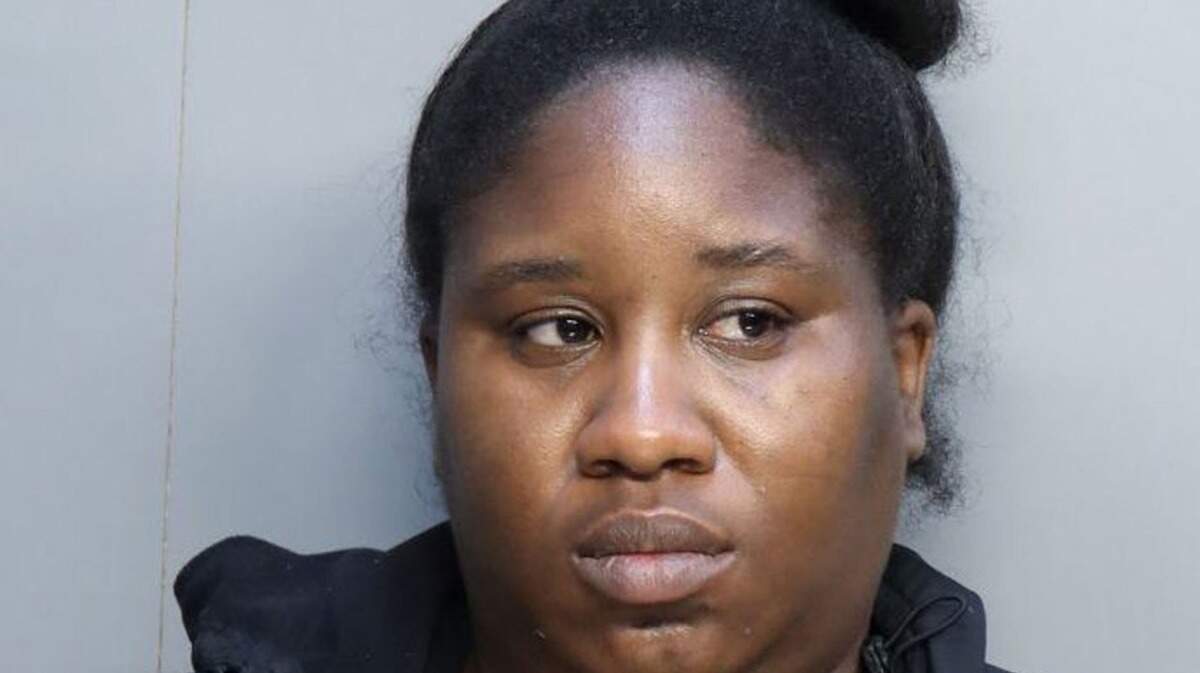 Brenzina Jones, madre de un estudiante de la escuela primaria Brentwood fue acusada de llevar un arma de fuego a la escuela, y allí amenazó a los profesores y al personal del plantel, de acuerdo con la policía.