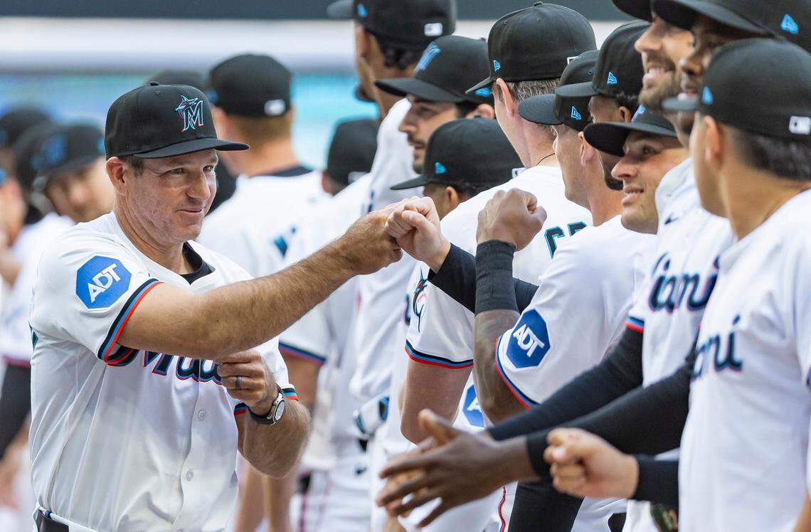 El mánager de los Marlins Clayton McCullough saluda a los peloteros del equipo antes del partido ante los Piratas de Pittsburgh, celebrado el 27 de marzo de 2025 en Miami. 