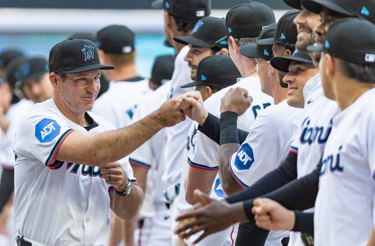 El mánager de los Marlins Clayton McCullough saluda a los peloteros del equipo antes del partido ante los Piratas de Pittsburgh, celebrado el 27 de marzo de 2025 en Miami. 