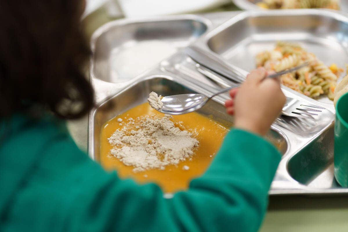Alumnos del Centro de Educación Infantil y Primaria de Las Mercedes de La Laguna, durante el almuerzo en que se sirve un menú pionero del programa conjunto canario con la fruta y la verdura autóctonas como herramienta para luchar contra la obesidad infantil en el Archipiélago, donde el 45.8% de los niños de entre 6 y 9 años presentan ya exceso de peso.