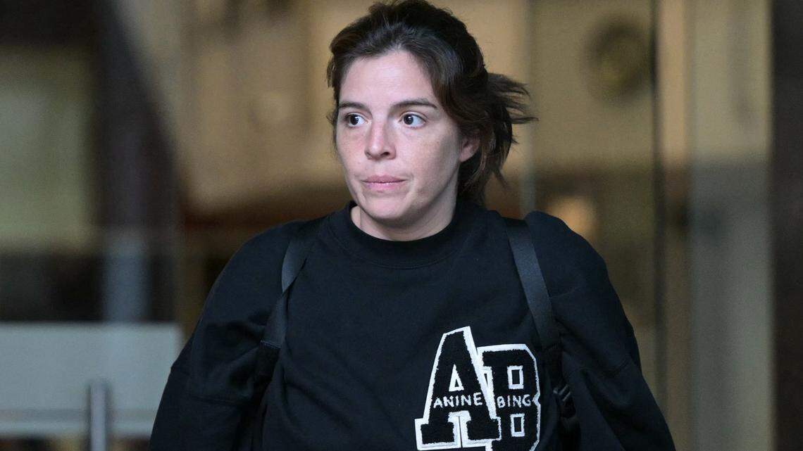 Dalma Maradona, hija de la leyenda del fútbol argentino Diego Maradona, sale de la sala del tribunal tras una audiencia del juicio por la muerte de su padre en San Isidro, provincia de Buenos Aires, Argentina, el 21 de abril de 2026.