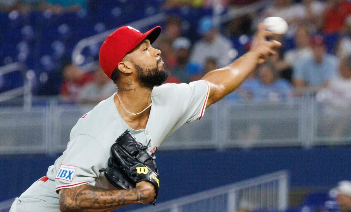 El abridor de los Filis de Filadelfia Cristopher Sánchez lanza en el primer inning del partido ante los Marlins, celebrado el 19 de junio de 2025 en Miami.