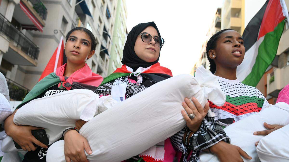 Un grupo de mujeres sostiene muñecos que representan niños palestinos muertos durante una protesta contra la guerra en Gaza, en Tarragona, España, el sábado 4 de octubre de 2025.