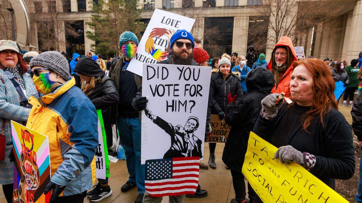 Un manifestante sostiene un cartel con la imagen de Elon Musk y el mensaje, “¿Votaste por él?”, durante una protesta contra las medidas anunciadas por el gobierno de Trump, el miércoles 5 de febrero de 2025, en el Capitolio de Indianapolis.