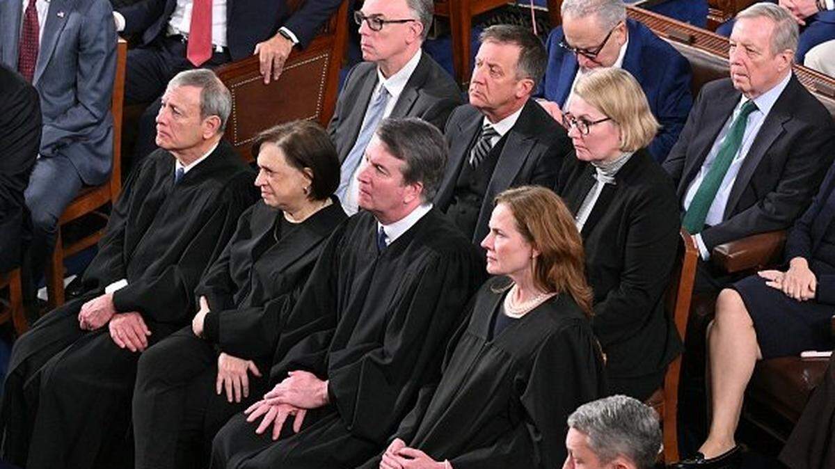 Magistrados del Tribunal Supremo escuchan al presidente Donald Trump en su discurso sobre el Estado de la Unión el pasado 24 de febrero.