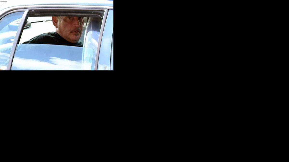 La policía lo detuvo en una parada de autobús. 