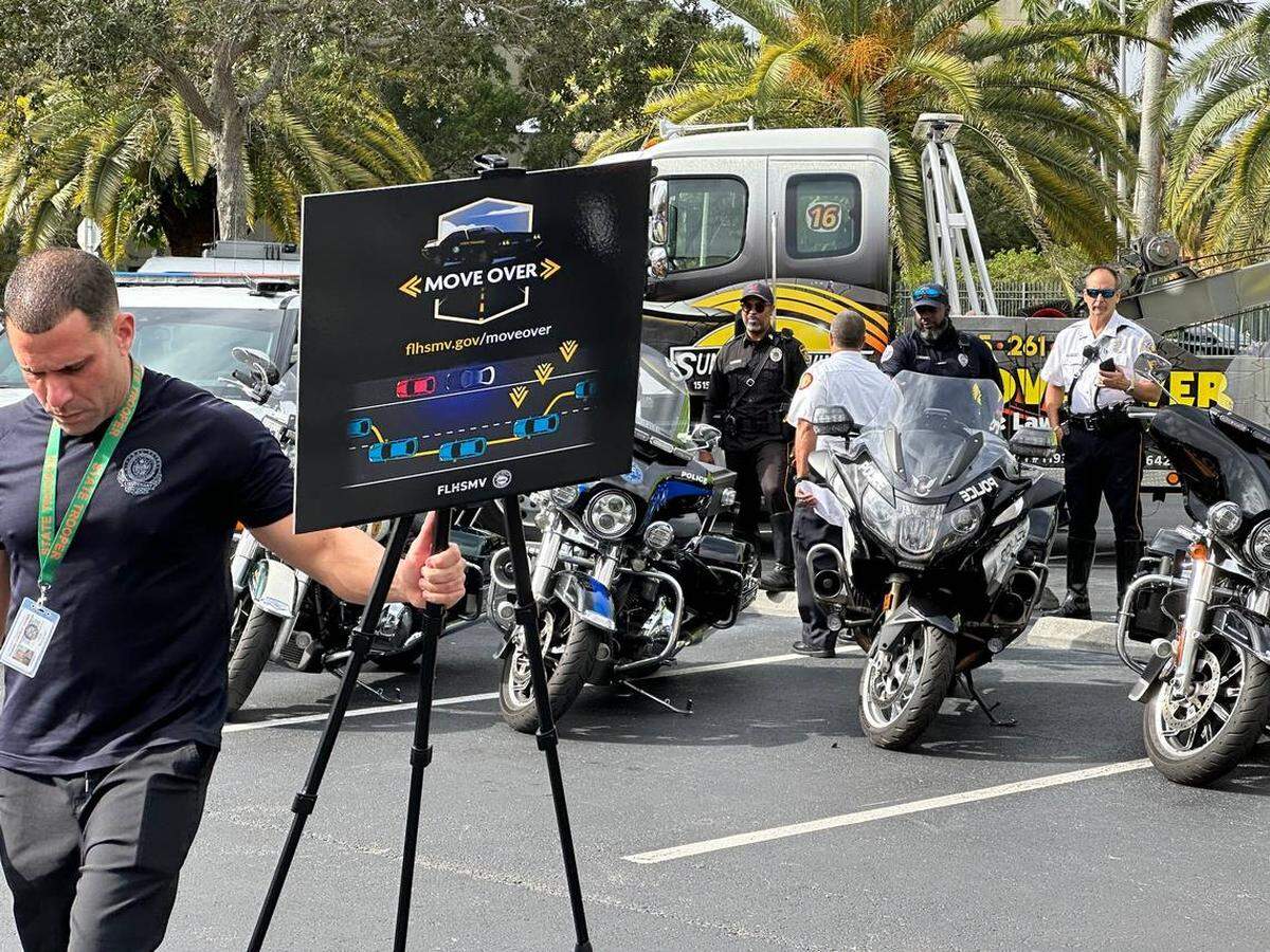 El teniente de la Patrulla de Caminos de la Florida Alex Camacho coordina una conferencia de prensa sobre las nuevas leyes de tránsito.