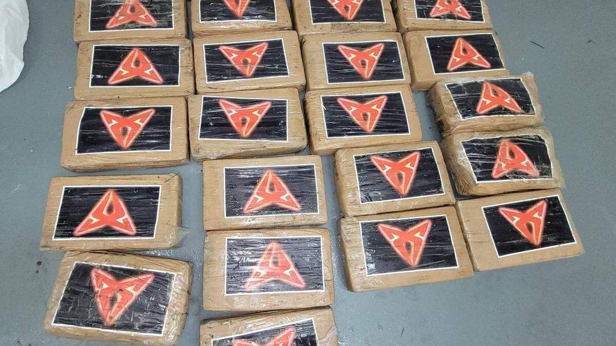Paquetes de cocaína envueltos individualmente se muestran en una mesa el domingo 4 de agosto de 2024. La Patrulla Fronteriza de EEUU. dijo que se encontraron en una playa en Islamorada, en los Cayos de Florida. Patrulla Fronteriza de EEUU.
