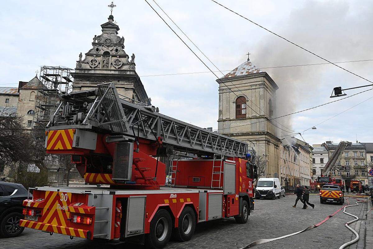 El humo se eleva desde un edificio en llamas tras un ataque con drones rusos en Leópolis el 24 de marzo de 2026, en el marco de la invasión rusa de Ucrania.
