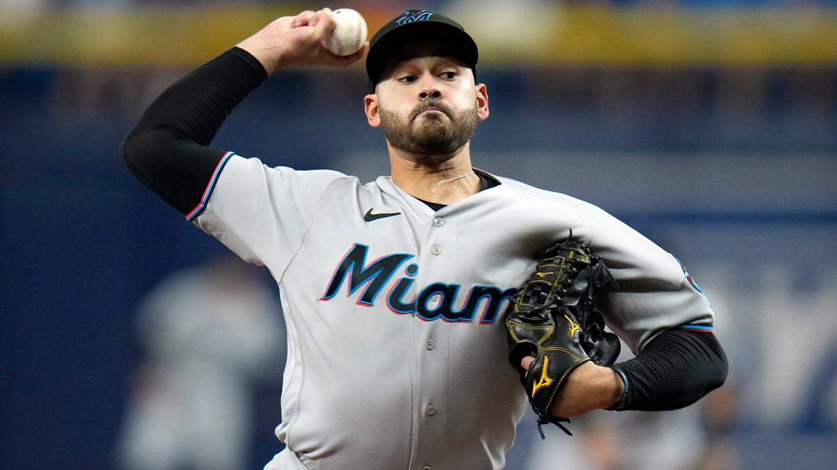 El abridor de los Marlins Pablo López lanza en el primer inning del partido ante los Rays de Tampa Bay, celebrado el 24 de mayo de 2022 en St. Petersburg, Florida.
