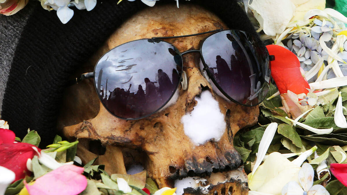 Detalle de una ‘ñatita’, calavera humana, en el Cementerio General de La Paz. Como todos los 8 de noviembre, familias enteras se congregan en el camposanto para honrar a sus ‘ñatitas’, calaveras que reciben ese nombre porque les falta la nariz, a las que se les atribuyen capacidades protectoras y se cree que dan buena suerte.