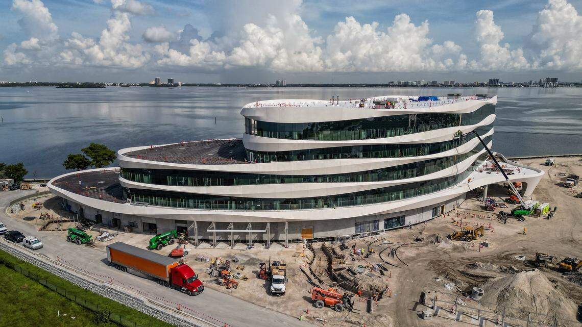 Vista del Centro Integral de Cáncer Irma y Norman Braman, edificio que se encuentra en construcción, en el Campus Miami Beach del Monte Sinaí el pasado viernes.