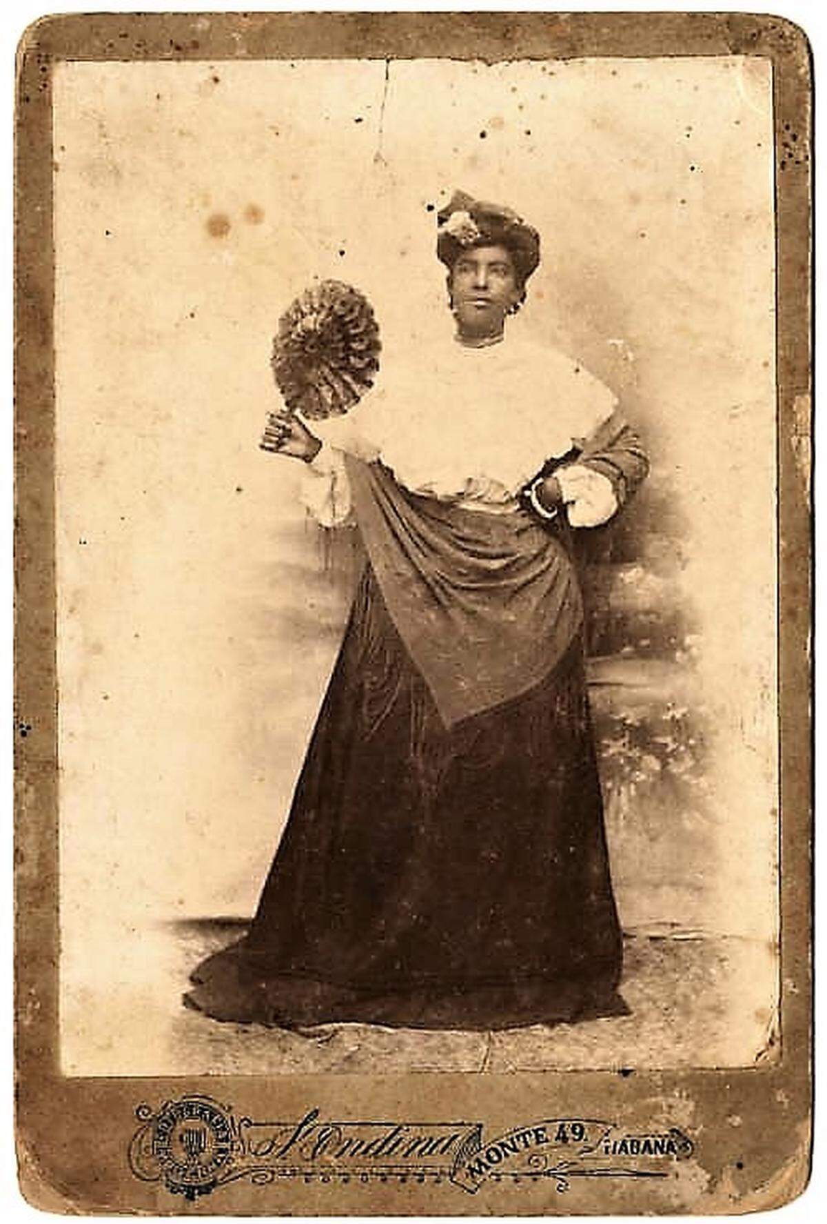 Daguerrotipo de dama negra posando con un abanico ca. 1870-1879 por S. Ondina, Monte 49, Habana.&nbsp;&nbsp;