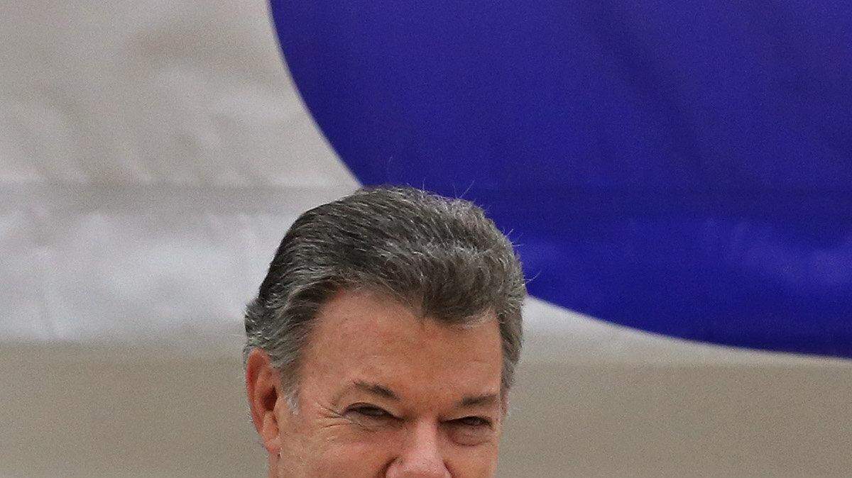 El delegado de las FARC en Cuba, Rodrigo Londoño Echeverri, alias "Timochenko" (d) y el presidente de Colombia, Juan Manuel Santos (i) junto a el presidente de Cuba, Raúl Castro (c) sostienen en sus manos el acuerdo de cese el fuego y desarme entre el Gobierno colombiano y las FARC, durante la ceremonia en La Habana (Cuba) el jueves 23 de junio de 2016.