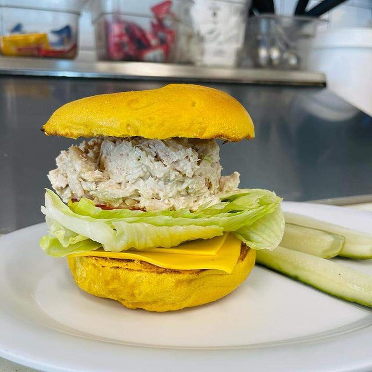 Bagels East lo tiene todo. Este lugar en North Miami todavía enrolla, hierve y hornea a mano más de una docena de variedades al día.