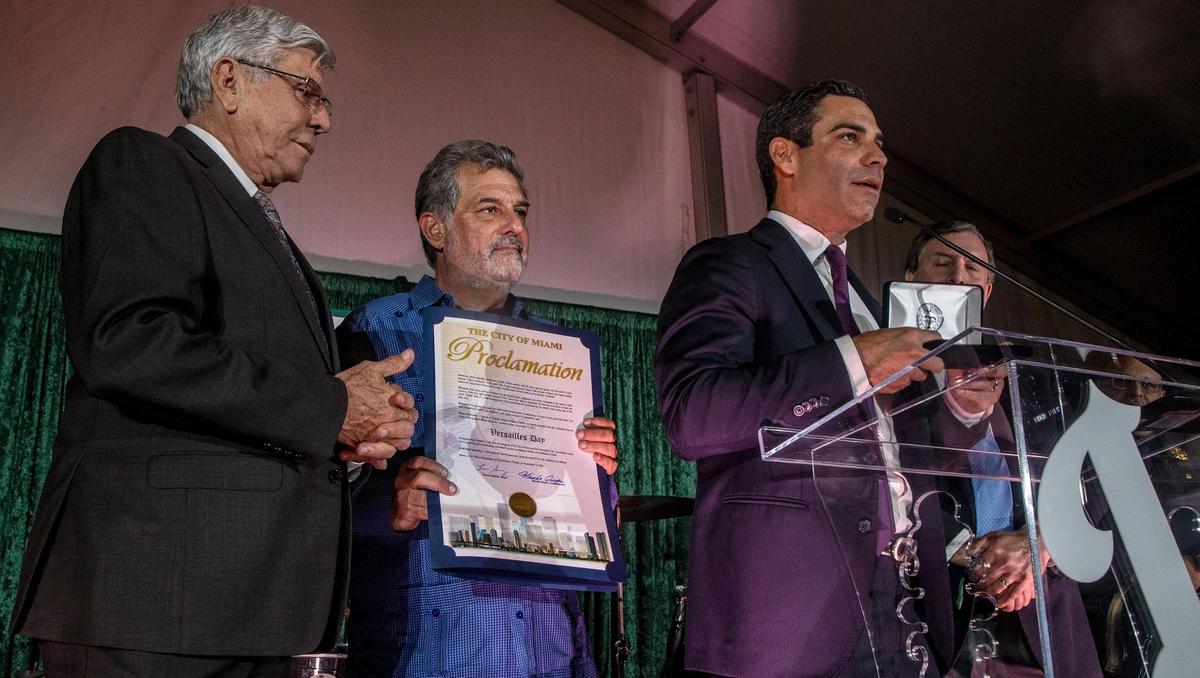 El alcalde de Miami, Francis Suárez, y los comisionados Manolo Reyes y Joe Carollo presentaron una proclama de la Ciudad al dueño del Versailles, Felipe Valls Jr., durante la fiesta de aniversario de las cinco décadas del restaurante, el 10 de noviembre.