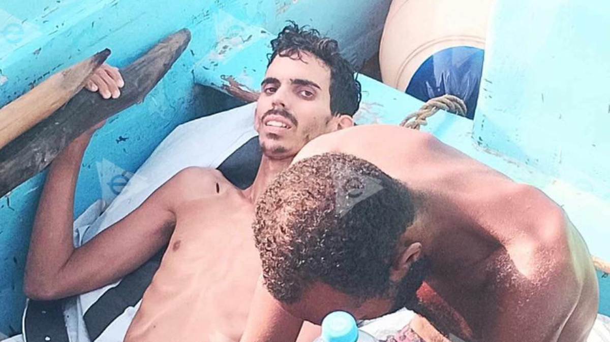 Dos de los cuatro migrantes cubanos que fueron rescatados moribundos por pescadores en el Golfo de México.
