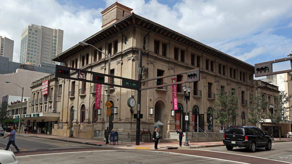 La cervecería Biscayne Bay Brewing Company abrirá un local en el tercer piso del edificio histórico Old U.S. Post Office en el downtown de Miami. El capítulo miamense del Instituto de Arquitectos de Estados Unidos renovó el dilapidado edificio en el 2013 para albergar el Miami Center for Architecture and Design. Pero un nuevo dueño no le renovó el arrendamiento en diciembre pasado.