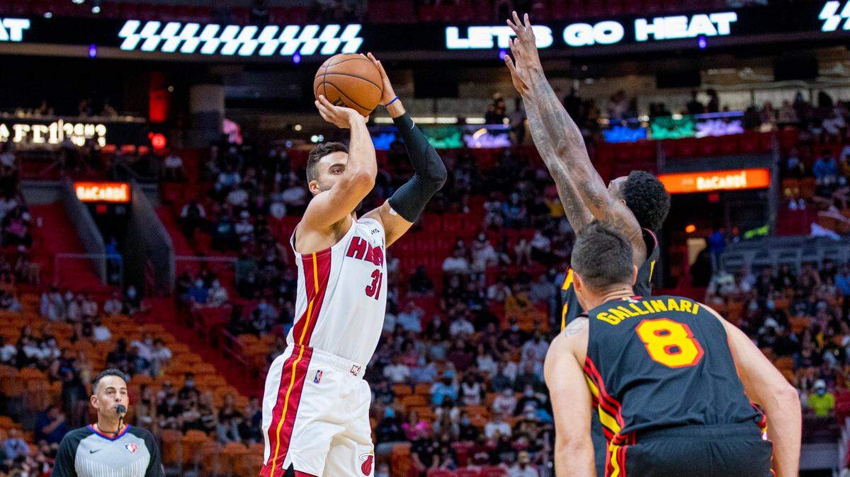 El jugador del Heat Max Strus tira al aro ante en el partido de pretemporada ante los Hawks de Atlanta, celebrado el 4 de octubre de 2021 en Miami.