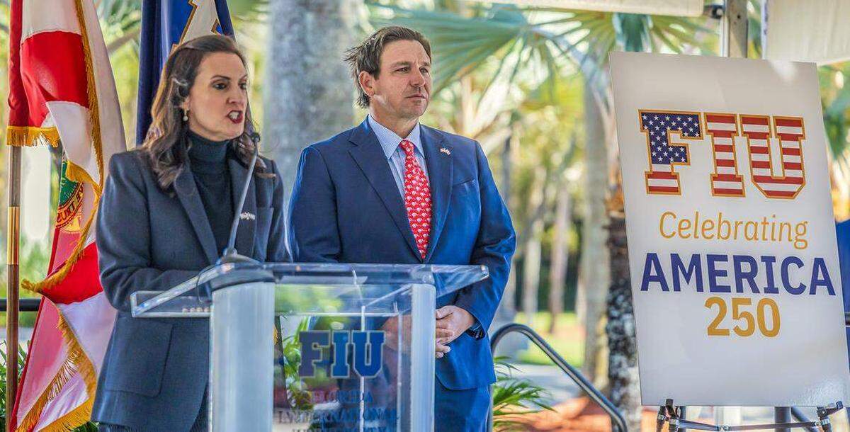 La presidenta de la Universidad Internacional de la Florida, Jeanette Nuñez, presenta al gobernador de la Florida, Ron DeSantis, durante la ceremonia de inauguración de una estatua del ex presidente Ronald Reagan, obra del artista cubanoamericano Carlos Enrique Prado el 6 de febrero de 2026.