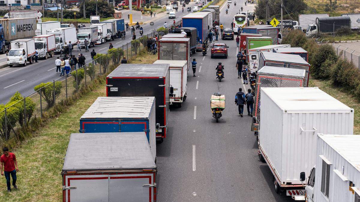 Cientos de camiones bloquean la entrada de Bogotá cerca de la calle 80, el martes 3 de septiembre de 2024.