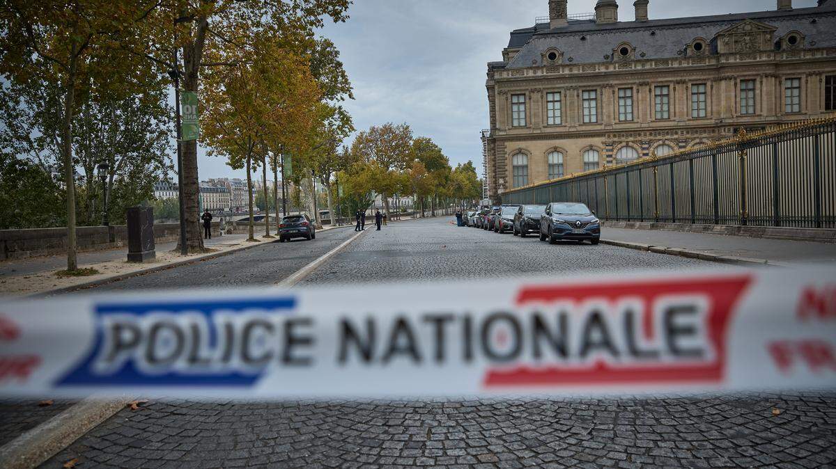 PARIS, FRANCE - OCTOBER 19: French Police officers seal off the area of a at The Louvre Museum on October 19, 2025 in Paris, France. France's Culture Minister, Rachida Dati, announced the closure of the world-famous art museum on X due to the robbery taking place just after the Louvre opened to the public. It is being reported that millions of pound with of historic jewellery belonging to Napoleon and Empress Josephine has been stolen. (Photo by Kiran Ridley/Getty Images)