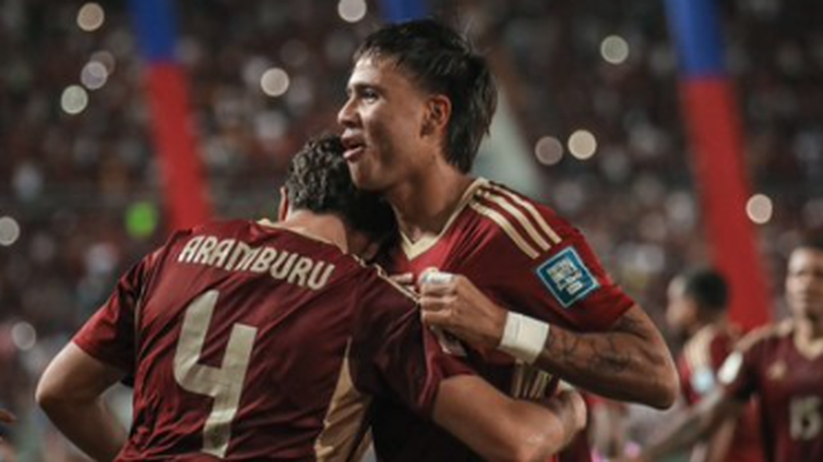 Una joven promesa de Venezuela, Telasco Segovia (der.), fue figura en la reaparición de Vinicius Jr. con Brasil y la Vinotinto sacó este jueves un empate 1-1 en casa frente a los pentacampeones mundiales, en el inicio de la undécima jornada de la clasificatoria sudamericana hacia el Mundial de 2026.