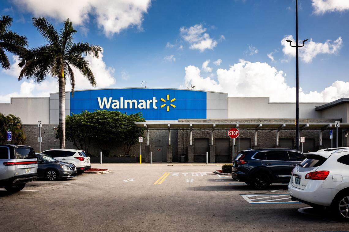 Estacionamiento y fachada de una tienda con el logotipo de un supermercado Walmart en Florida City, en el estado de Florida, Estados Unidos, el 5 de agosto de 2025.          