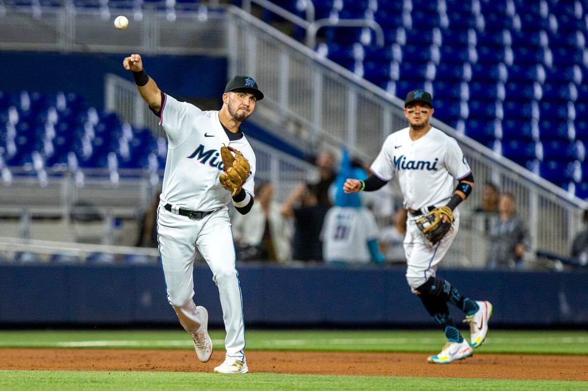 El tercera base de los Marlins Jordan Groshans tira a primera base en el primer inning del partido ante los Filis de Filadelfia, celebrado el 14 de septiembre de 2022 en Miami.