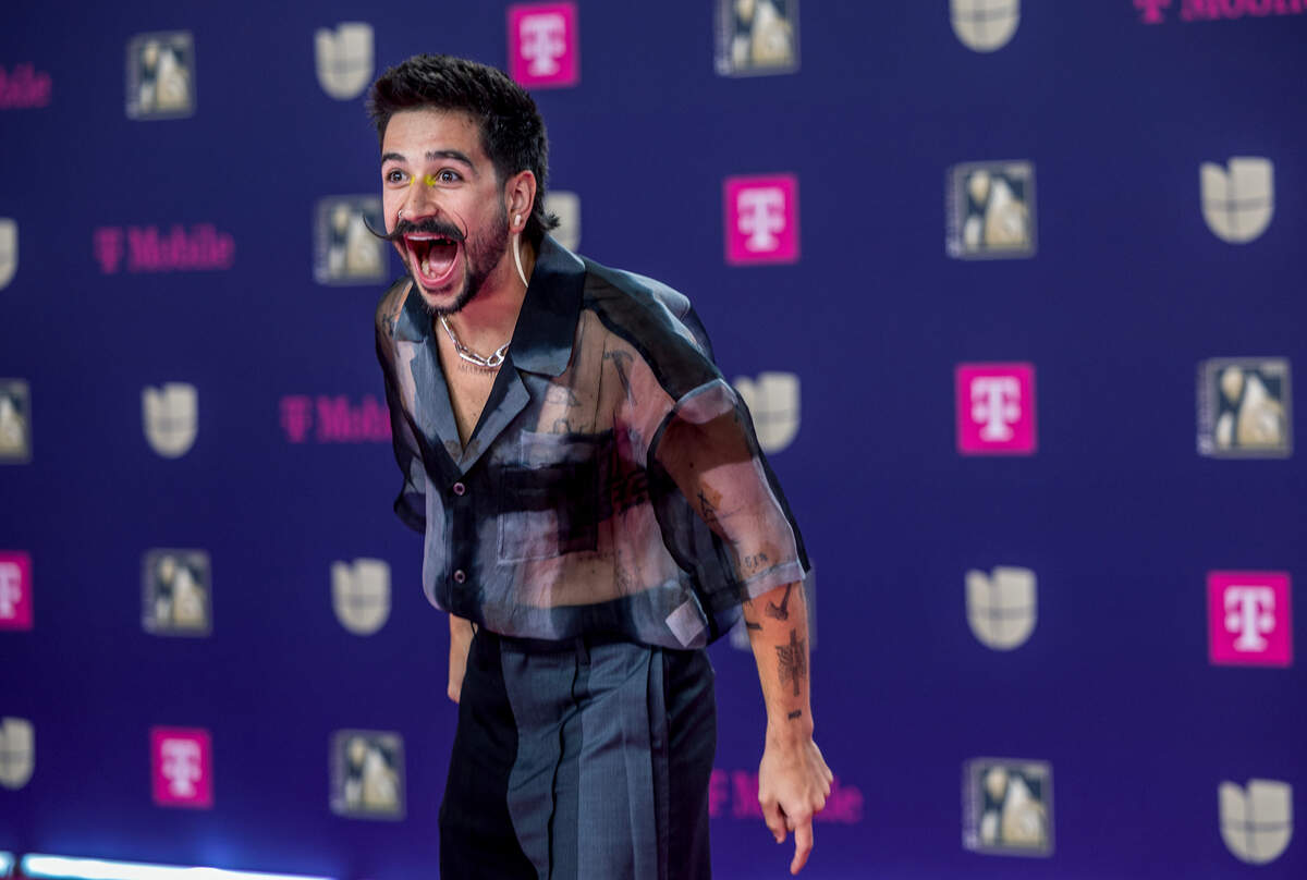 El artista Camilo reacciona a su llegada a la alfombra magenta de Premio Lo Nuestro 2025, celebrado en el Kaseya Center, en Miami, el jueves 20 de febrero de 2025.