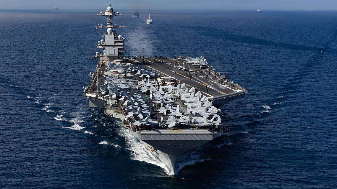 Trump dice que cambio de régimen en Irán sería lo mejor y eleva la presión militar