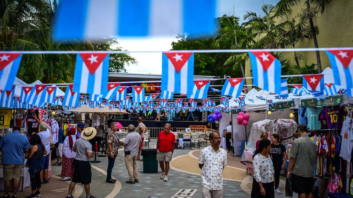 Cubans in Miami share their opinions on the negotiations between Secretary of State Marco Rubio and Raúl Castro’s grandson, and discuss ideas for a transition process on the island. In the photo, visitors tour the Little Havana neighborhood on August 29, 2025 in Miami, Florida.