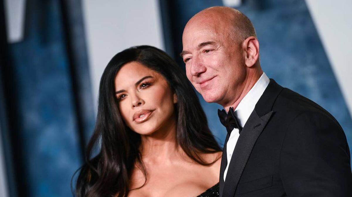 En la foto, Jeff Bezos, con su novia Lauren Sánchez.