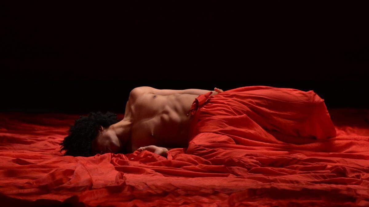 Juan David Viveros, de la Compañía Colombiana de Danza Contemporánea (Colombia), en “Latente”, coreografía de José Manuel Ghiso.