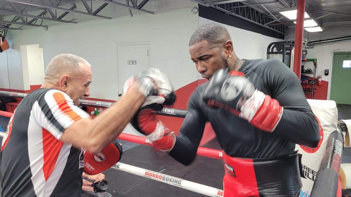 El cubano Yuniel Dorticós listo para volver al ring con el profesor Pedro Díaz.