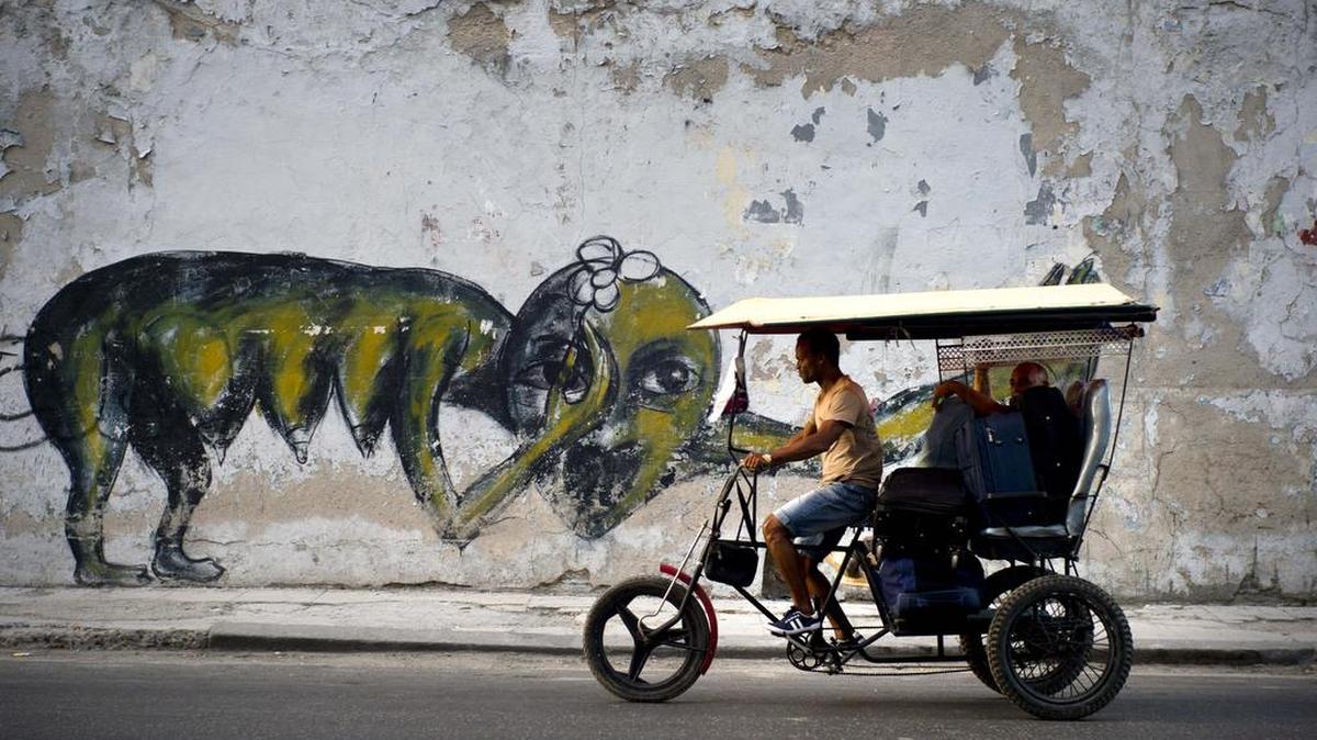 Un bicitaxi circula por las calles de La Habana, el 12 de febrero del 2017. Esta es una de las maneras ingeniosas de los cubanos para ahorrar el gasto de combustible.