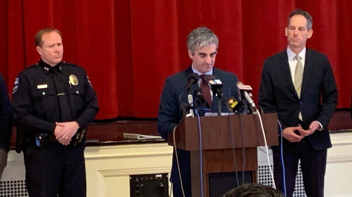 Miro Weinberger, alcalde de Burlington, Vermont, da una conferencia de prensa el lunes 27 de noviembre de 2023 sobre el arresto de un hombre acusado de herir a disparos a tres jóvenes de ascendencia palestina. Junto al alcalde están Jon Muran, jefe de la Policía de Burlington (izq.), y Nilolas Kerest, fiscal general de EEUU para el Distrito de Vermont.