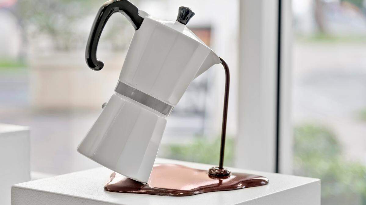 “Cafetera”, 2023 de Gian Pablo Polito Sculco. Escultura, resina y aluminio, 9.06 x 9.06 x 11.02 pulgadas.