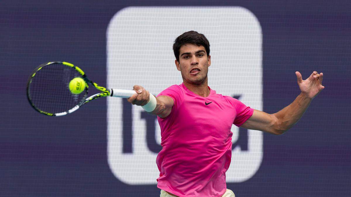 El español Carlos Alcaraz derrotó 6-4, 6-4 al estadounidense Tommy Paul y avanzó a cuartos de final en el Miami Open, en el partido celebrado el 28 de marzo de 2023 en el Hard Rock Stadium de Miami Gardens, Florida.